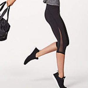 EUC, size 4 black Lululemon cropped legging